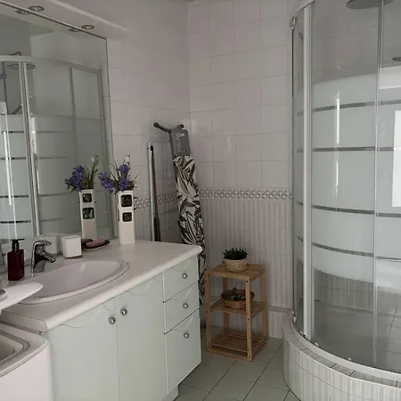 Appartement A - 4 Pers, Proche Marche, Balcon, Ascenseur, Equipements Bebe - Fr-1-738-13 *